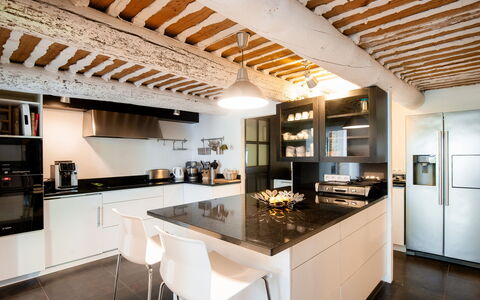Villa Montagne: Comptoir, Cabinetry, Propriété, Cuisine, Cuisinière, Appareil De Cuisine, Bois, Design Intérieur, Éclairage, Capot D'Echappement