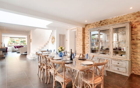 Villa Montagne: Table, Meubles, Bâtiment, Chaise, Bois, Sol, Sol, Salle, Salon, Dur