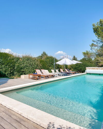 Villa Montagne: L'Eau, Ciel, Propriété, Plante, Piscine, Bleu Azur, Arbre, Plan D'Eau, Herbe, Loisir