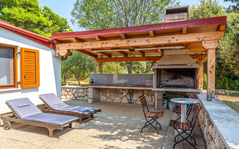 Dundo House: Bois, Meubles, Mobilier De Jardin, Tache De Bois, Chaise, Ombre, Tableau De Plein Air, Structure En Plein Air, Jardin, Patio