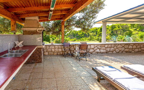 Dundo House: Sol, Meubles, Sol, Ombre, Mobilier De Jardin, Recours, Chaise, Tache De Bois, Jardin, Piscine