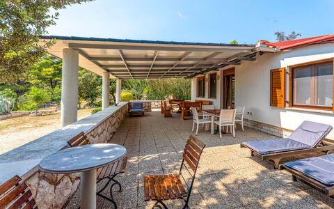 Dundo House: Domicile, Toit, Chalet, Ombre, Porche, Biens, Tache De Bois, Ferme, Dur, Cour