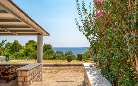 Dundo House: Ombre, Colonne, Jardin, Aménagement Paysager, Structure En Plein Air, Tache De Bois, Conception, Mobilier De Jardin, Pergola, Arrière-Cour