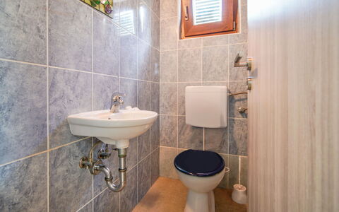 Dundo House: Salle De Bains, Lavabo, Siège De Toilette, Luminaire Plomberie, Toilette, Mur, Évier, Sol, Sol, Robinet