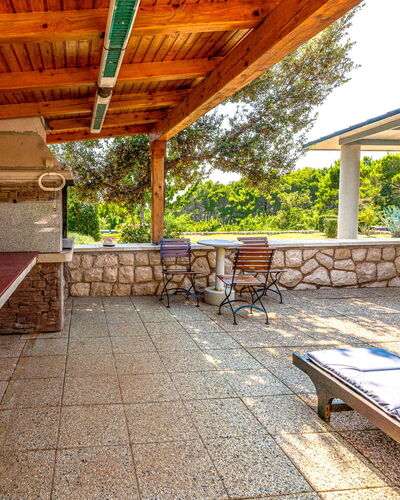 Dundo House