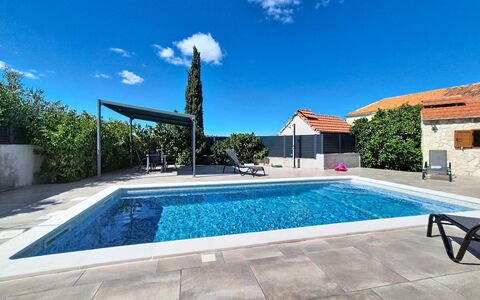 Nancy: Bleu, Piscine, Composite, Mobilier De Jardin, Recours, Ombre, Tuile, Caractéristique De L'Eau, Eco Hôtel, Dalle