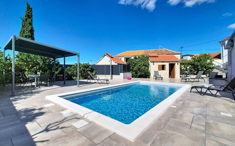 Nancy: Bleu, Piscine, Composite, Recours, Ombre, Mobilier De Jardin, Caractéristique De L'Eau, Eco Hôtel, Dalle, Tuile