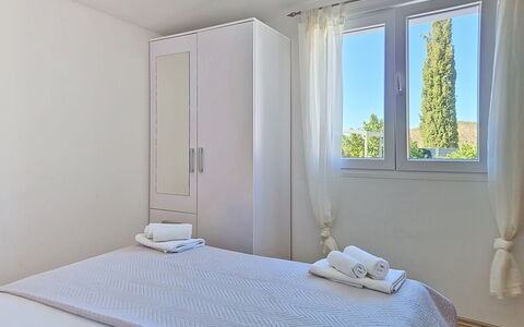 Nancy: Appartement, Lit, Chambre, Couvre-Fenêtres, Literie, Traitement De Fenetre, Oreiller, Rideau, Cadre De Lit, Drap De Lit