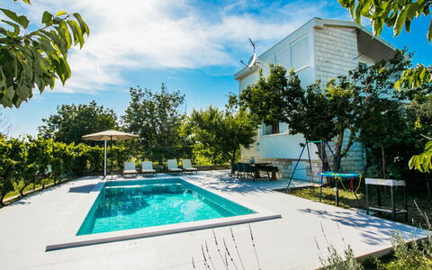 Kastel Mila: Ciel, Propriété, Meubles, Table, Bleu Azur, Chaise, Bâtiment, Fenêtre, Ombre, Architecture