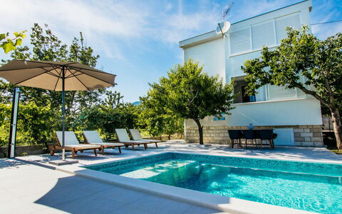 Kastel Mila: Ciel, Propriété, Meubles, Table, Bleu Azur, Chaise, Bâtiment, Fenêtre, Ombre, Architecture