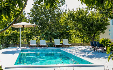 Kastel Mila: Ciel, Propriété, Meubles, Table, Bleu Azur, Chaise, Bâtiment, Fenêtre, Ombre, Architecture