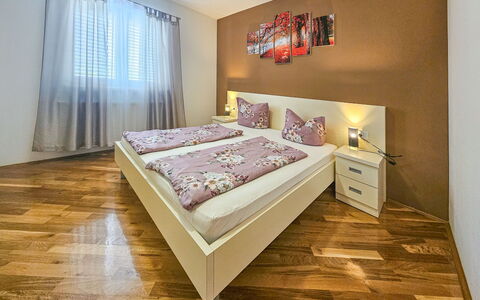 Maja: Design Intérieur, Lit, Sol, Meubles, Sol, Chambre, Pièce, Bois, Plafond, Drap De Lit