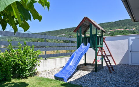 Maja: Toboggan, Jardin, Équipement Extérieur Play, Chute, Pelouse, Aménagement Paysager, Ombre, Cour, Arrière-Cour, Parc