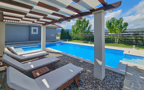 Maja: Piscine, Mobilier De Jardin, Recours, Meubles, Zone Résidentielle, Ombre, Domicile, Composite, Chaise, Eco Hôtel