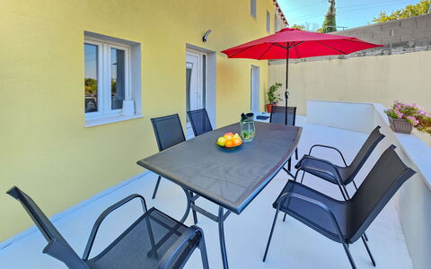 Sunrise: Ciel, Propriété, Meubles, Table, Bleu Azur, Chaise, Bâtiment, Fenêtre, Ombre, Architecture