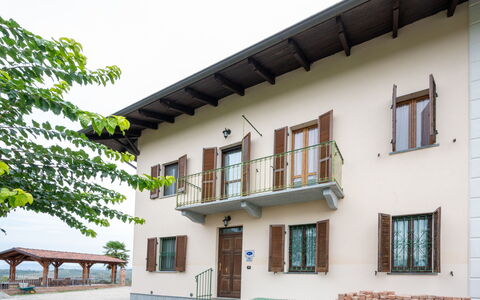 Zio-Nonno: Bâtiment, Propriété, Fenêtre, Ombre, Ciel, Design Urbain, Zone Résidentielle, Façade, Plante