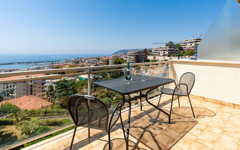 Casa Fiorita: Ciel, Propriété, Meubles, Table, Bleu Azur, Chaise, Bâtiment, Fenêtre, Ombre, Architecture