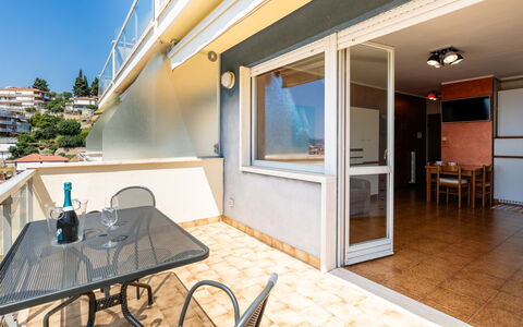 Casa Fiorita: Ciel, Propriété, Meubles, Table, Bleu Azur, Chaise, Bâtiment, Fenêtre, Ombre, Architecture