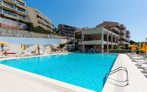 Casa Fiorita: Ciel, Propriété, Meubles, Table, Bleu Azur, Chaise, Bâtiment, Fenêtre, Ombre, Architecture