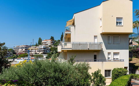 Casa Fiorita: Ciel, Propriété, Meubles, Table, Bleu Azur, Chaise, Bâtiment, Fenêtre, Ombre, Architecture