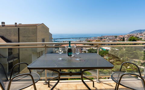 Casa Fiorita: Ciel, Propriété, Meubles, Table, Bleu Azur, Chaise, Bâtiment, Fenêtre, Ombre, Architecture