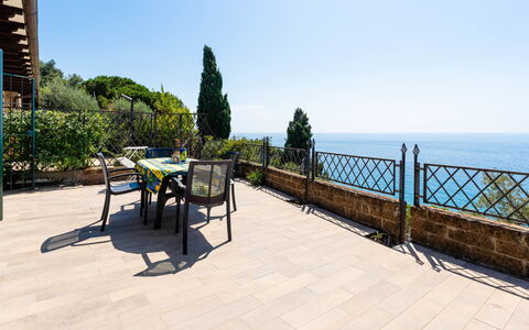 Terrazzo Panoramica: Ciel, Propriété, Meubles, Table, Bleu Azur, Chaise, Bâtiment, Fenêtre, Ombre, Architecture
