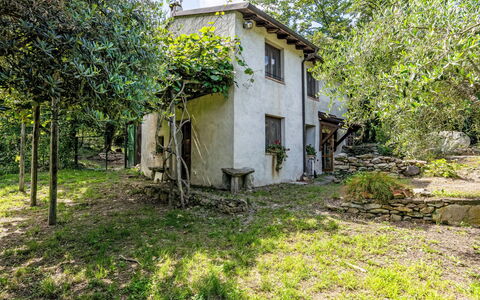 La Casa del Fiume: Ciel, Propriété, Meubles, Table, Bleu Azur, Chaise, Bâtiment, Fenêtre, Ombre, Architecture