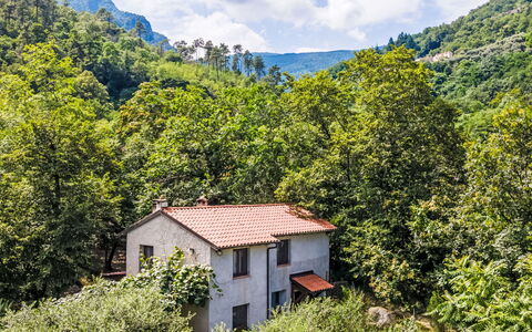 La Casa del Fiume: Ciel, Propriété, Meubles, Table, Bleu Azur, Chaise, Bâtiment, Fenêtre, Ombre, Architecture