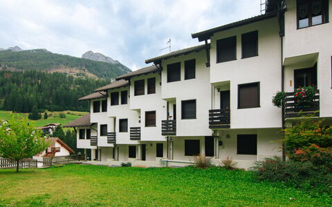 Family House: Plante, Ciel, Nuage, Bâtiment, Fenêtre, Propriété, Lot Terre, Arbre, Végétation, Herbe