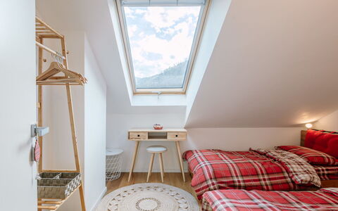 Family House: Propriété, Meubles, Table, Bâtiment, Bois, Textile, Fenêtre, Design Intérieur, Confort, Cadre
