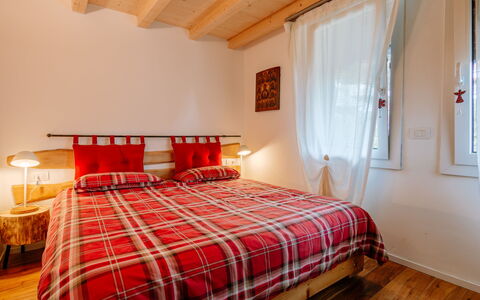 Family House: Propriété, Meubles, Bâtiment, Confort, Fenêtre, Bois, Textile, Design Intérieur, Cadre De Lit, Sol