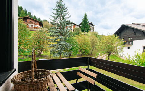 Family House: Nuage, Ciel, Plante, Bâtiment, Bois, Végétation, Fenêtre, Herbe, Arbre, Paysage Naturel