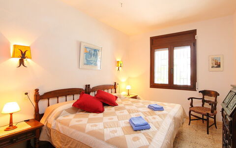 Falconera: Chambre, Pièce, Meubles, Lit, Propriété, Drap De Lit, Design Intérieur, Cadre De Lit, Bâtiment, Maison