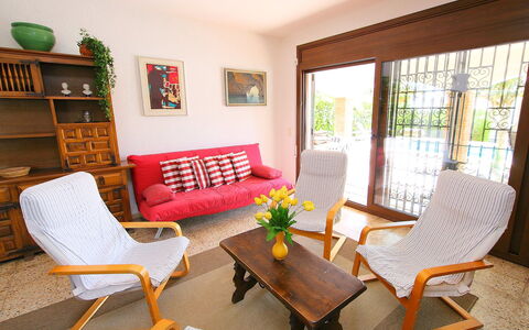 Falconera: Pièce, Meubles, Propriété, Salon, Design Intérieur, Maison, Bâtiment, Table, Immobilier, Chaise