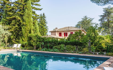 Il Giardino di Eugenia: L'Eau, Plante, Ciel, Bleu Azur, Bâtiment, Piscine, Botanique, Paysage Naturel, Arbre, Herbe