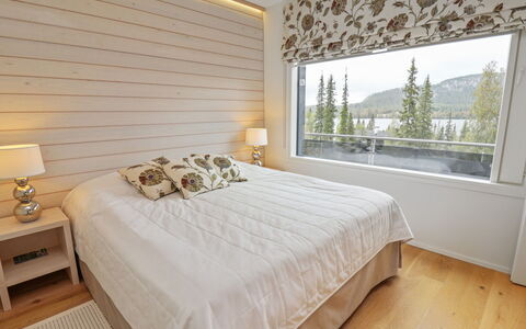 Holy Lake Chalet a: Design Intérieur, Bois, Meubles, Sol, Plafond, Textile, Sol, Éclairage, Lit, Chambre