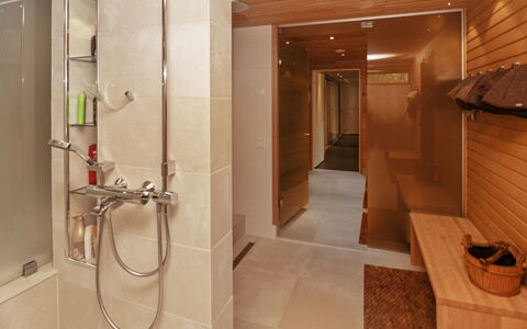 Holy Lake Chalet a: Sol, Sol, Bois, Design Intérieur, Luminaire Plomberie, Salle De Bains, Plafond, Plomberie, Éclairage, Pièce