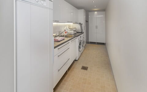 Holy Lake Chalet a: Sol, Sol, Design Intérieur, Principaux Appliance, Plafond, Pièce, Cuisine, Comptoir, Appareil De Cuisine, Cabinetry