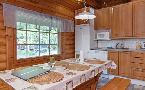 Karhupirtti: Bois, Plafond, Design Intérieur, Sol, Sol, Cuisine, Comptoir, Luminaire Plomberie, Évier, Pièce