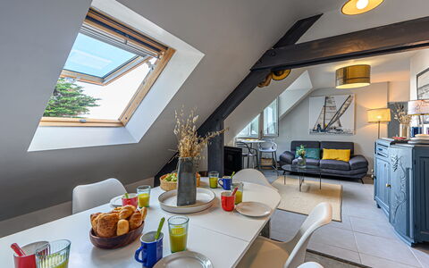 Chal Ha Dichal: Table, Meubles, Propriété, Vaisselle, Bleu Azur, Bâtiment, Fenêtre, Canapé, Aliments, Design Intérieur