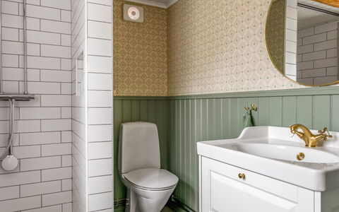 Blistorp: Miroir, Armoire De Toilette, Propriété, Évier, Luminaire Plomberie, Cabinetry, Robinet, Salle De Bains, Lavabo, Design Intérieur