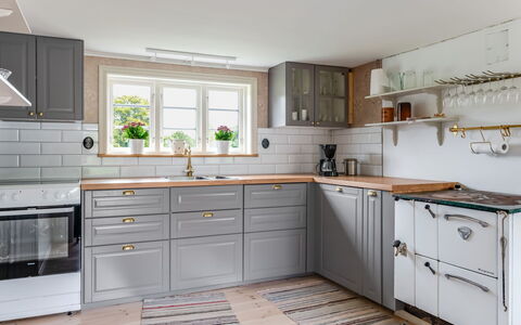 Blistorp: Cabinetry, Comptoir, Bâtiment, Meubles, Propriété, Robinet, Cuisinière, Évier, Tiroir, Cuisine