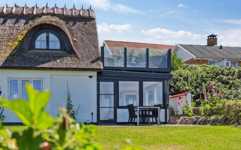 Susan - 20M from the Sea: Bois, Toit, Architecture, Domicile, Maison, Chalet, Siding, Dur, Pente, Biens