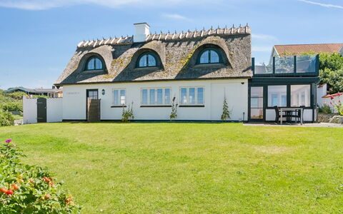 Susan - 20M from the Sea: Bois, Toit, Architecture, Domicile, Maison, Chalet, Siding, Dur, Pente, Biens