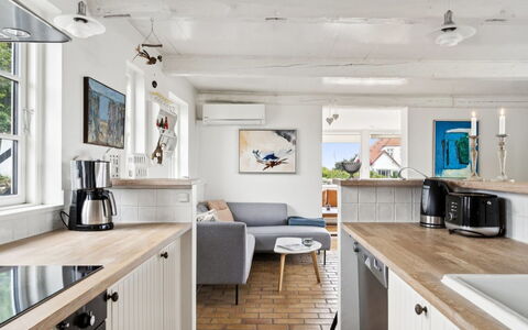Susan - 20M from the Sea: Cuisine, Appareil De Cuisine, Meubles, Principaux Appliance, Comptoir, Sol, Bois, Électroménager, Cabinetry, Design Intérieur