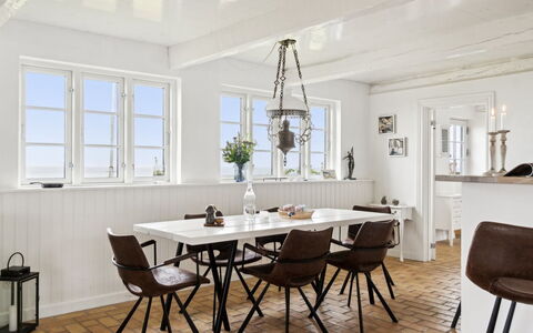 Susan - 20M from the Sea: Meubles, Sol, Design Intérieur, Sol, Bois, Table, Parquet, Chaise, Table Cuisine Et Salle A Manger, Salle À Manger