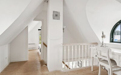 Susan - 20M from the Sea