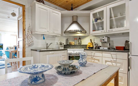 Tuohiniemi: Meubles, Design Intérieur, Cuisine, Sol, Cabinetry, Plafond, Comptoir, Bois, Luminaire, Sol