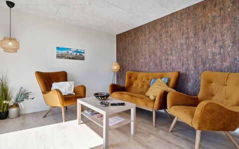 Yari - 50M from the Sea: Meubles, Sol, Design Intérieur, Mur, Sol, Bois, Chaise, Parquet, Pièce, Salon