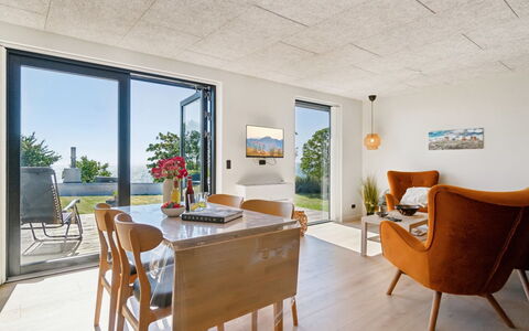 Yari - 50M from the Sea: Meubles, Chaise, Table Cuisine Et Salle A Manger, Matériau Naturel, Salle À Manger, Table Basse, Plante D'Appartement, Plâtre, Luminaire